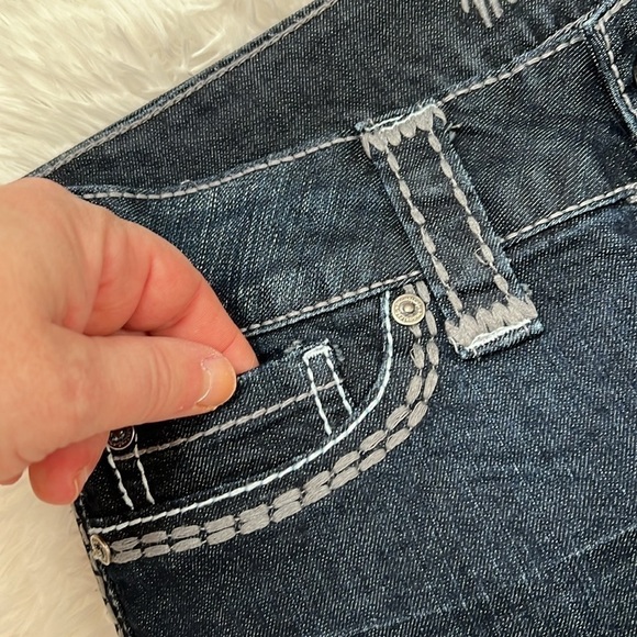 MAURICES Dark Wash Mid Rise Gray/White Stitching Denim Jeans, Size Small, EUC. - Picture 6 of 8